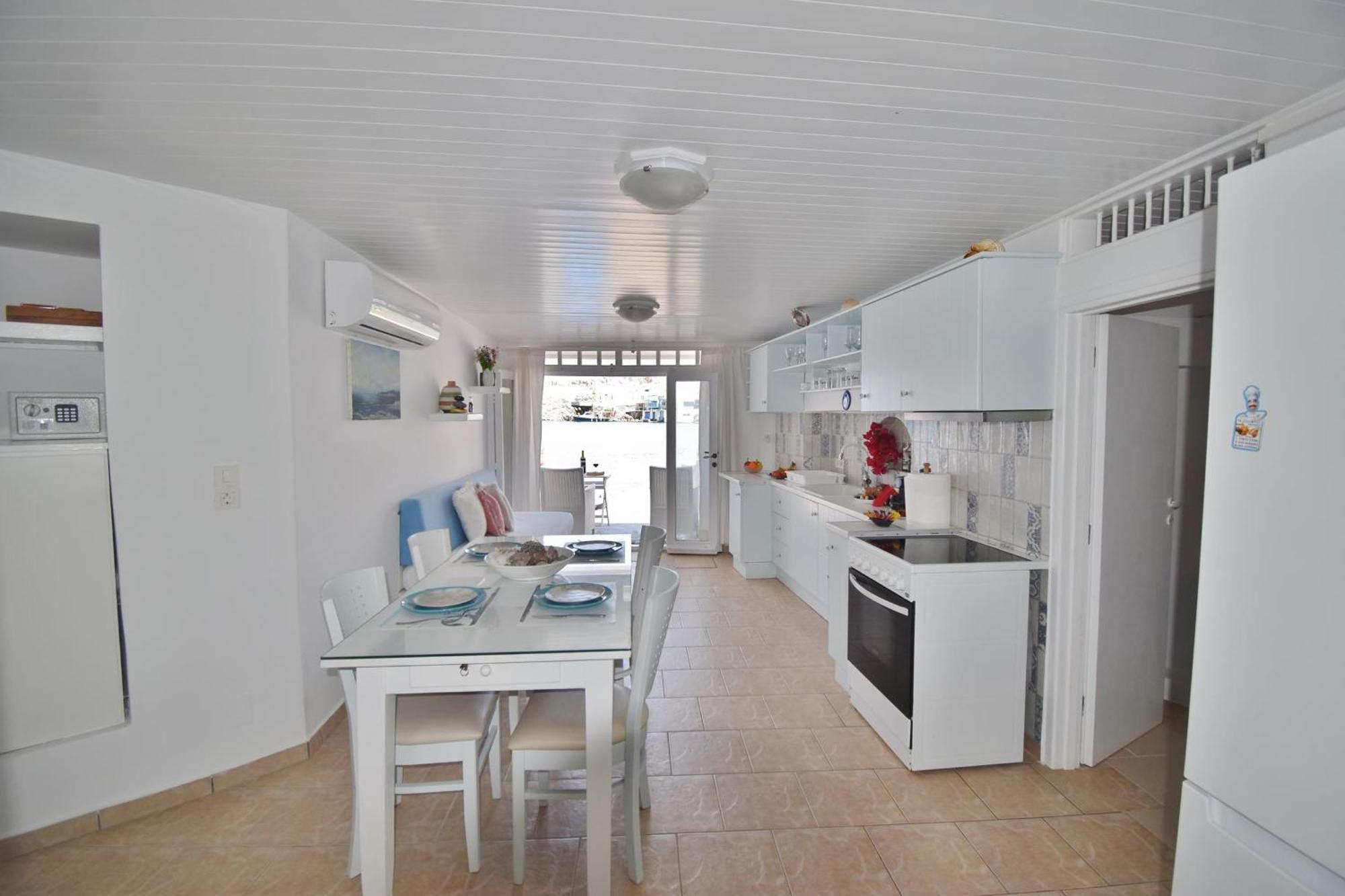Blue Mare Apartments On The Beach Firopotamos Стая снимка